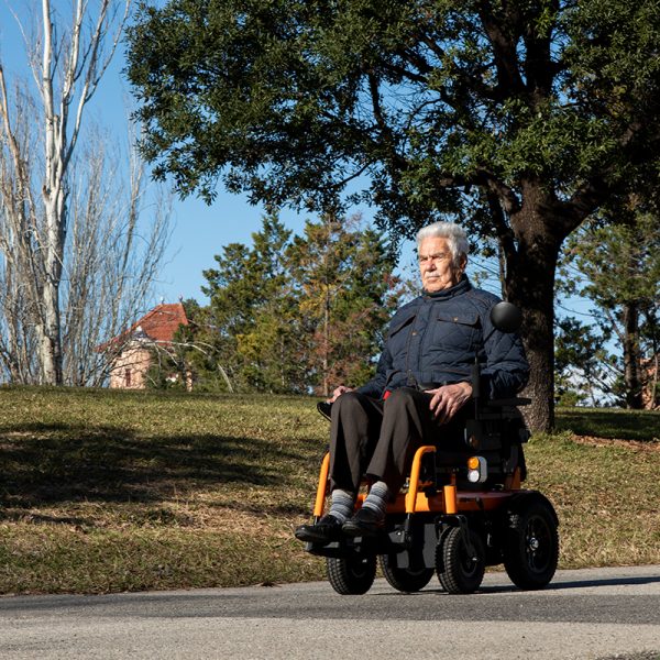 SILLA DE RUEDAS ELÉCTRICA CON RECLINACIÓN MANUAL CALABRIA 3