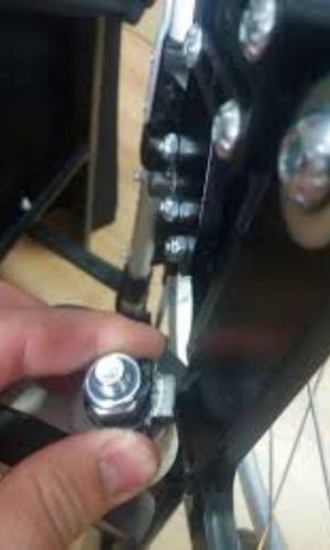 apretar bien las tuercas de la silla de ruedas