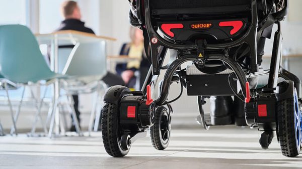 SILLA DE RUEDAS ELÉCTRICA PLEGABLE QUICKIE R50 CARBONO - Imagen 15
